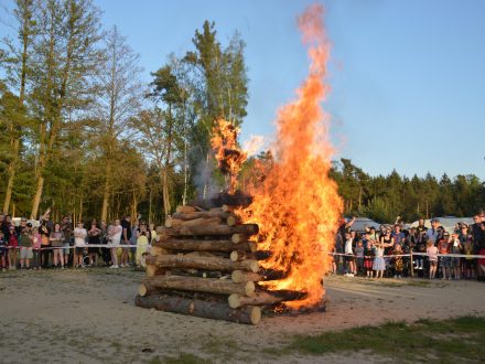 Fotogalerie: HRADECKÉ ČARODĚJNICE NA STŘÍBRNÉM RYBNÍKU